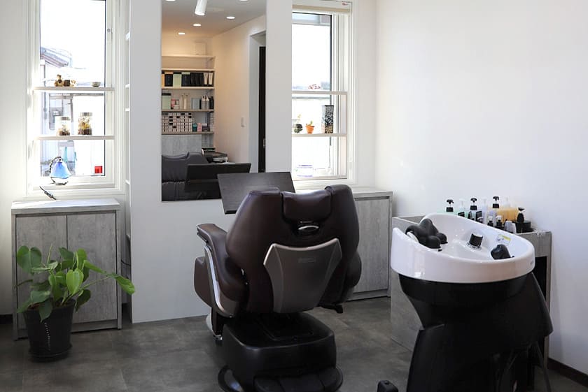 プライベート空間：CURIOUS HAIR では、シャンプーから仕上げまで1人で担当いたします。お客さまがリラックスできる快適な空間でお待ちしております。