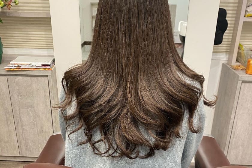 パーマ：ふんわりボリュームを出したい方や、ツヤツヤストレートも自由自在。根元はストレート、毛先はパーマ、部分ストレートも承りますのでご相談ください。